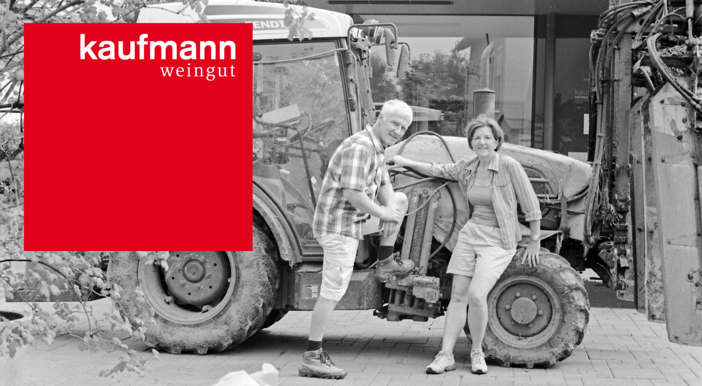 Weingut Kaufmann - Eva Raps & Urban Kaufmann mit Traktor